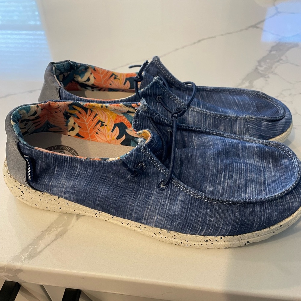 Hey Dudes in excellent condition.